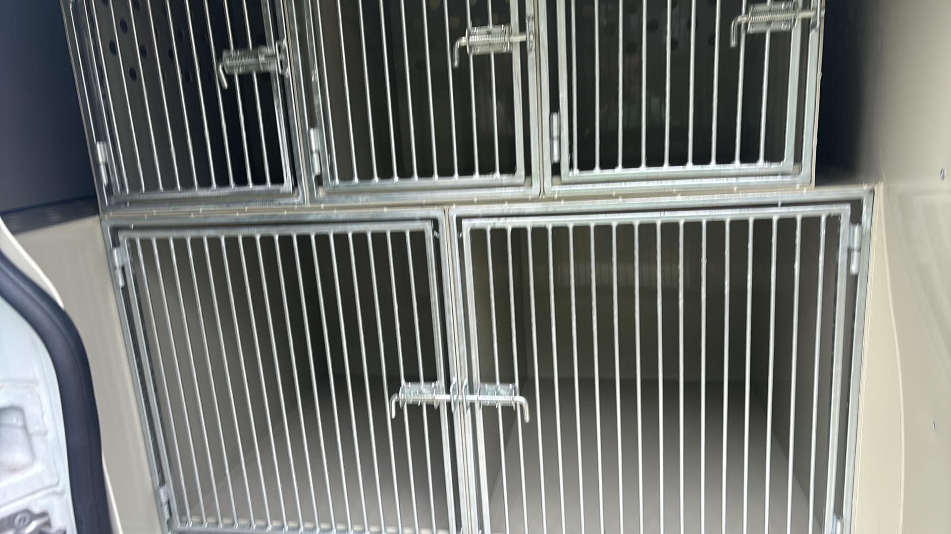 Frissen fertőtlenített, üres galvanizált boxok készen az útra