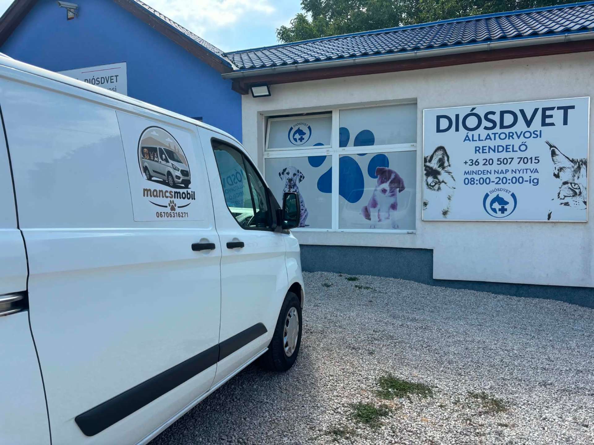 Mancsmobil furgon a Diósdvet állatorvosi rendelő előtt
